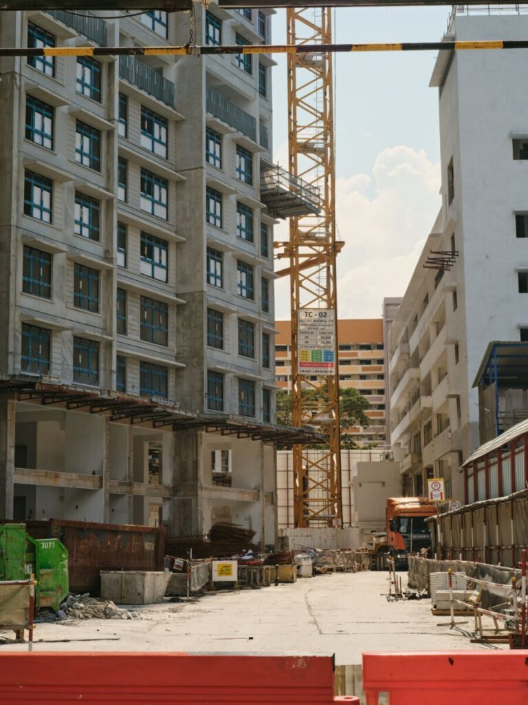 אתר בנייה בין בנייני מגורים, להמחשת דירה שטרם הושלמה